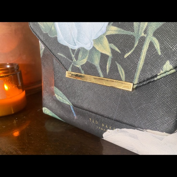 Ted Baker DOMINA Bag in Distinguishing Rose Crosshatch - Picture 8 of 16